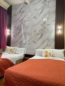 เตียงในห้องที่ Hotel Metropolitano