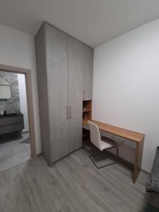 Habitación con escritorio, silla y armario. en Apartman Luna, en Makarska