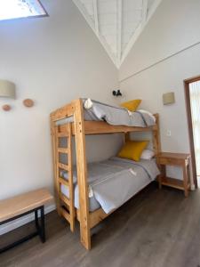 Litera en habitación con mesa en Paihuen, en San Martín de los Andes 17 fotos más