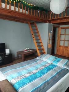 Ένα ή περισσότερα κρεβάτια σε δωμάτιο στο Apartament Poniatowskiego 4