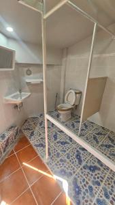 une salle de bain vide avec des toilettes et un lavabo dans l'établissement Baan Suan Resort Doisaket 2, à Ban Tha