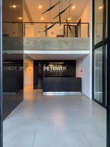 Un vestíbulo con un cartel de la Torre Nissan en un edificio. en M Tower, en Neuquén