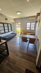 un salon avec une table et un canapé dans l'établissement Baan Suan Resort Doisaket 2, à Ban Tha 5 autres photos