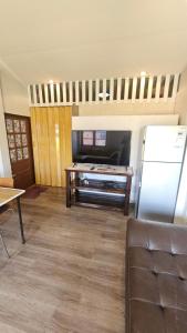 un salon avec une table et un réfrigérateur dans l'établissement Baan Suan Resort Doisaket 2, à Ban Tha