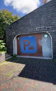 a parking sign on the side of a brick wall at FINRAH Rental Property Ltd in Curepipe