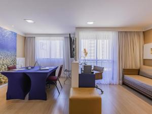 フォルタレザにあるMercure Fortaleza Meirelesのデスク付きの部屋、ベッド付きの部屋