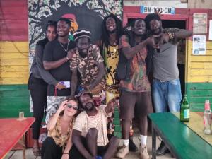 Eine Gruppe von Personen, die für ein Bild posieren in der Unterkunft La Cabane Rasta - Mar Lodj in Mar Lodj