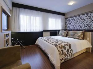 a bedroom with a large bed and a window at Mercure Sao Paulo Bela Vista in Sao Paulo +118 photos