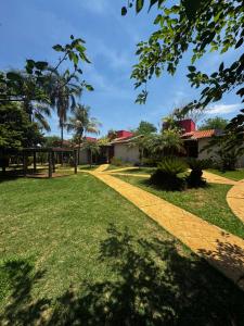 una pasarela frente a una casa en Hotel Fazenda Haras RD, en Olímpia