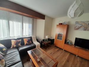 ein Wohnzimmer mit einer Couch und einem Couchtisch in der Unterkunft Apartamentos Maliayo A in Villaviciosa