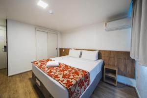 a bedroom with a large bed in a room at Hotel Dan Inn Curitiba Centro By Nacional Inn in Curitiba