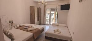 a bedroom with two beds and a chandelier at Melirito in Olympiada