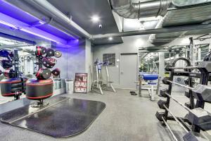 Fitness centrum a/nebo fitness zařízení v ubytování Stylish Apt - Gym & Prime Location + 23 fotografií