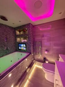 Fotografie z fotogalerie ubytování Jacuzzi Suites v destinaci Halifax + 40 fotografií