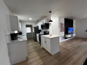 Una cocina con gabinetes blancos y una encimera blanca. en Renovated Ocala Home Perfect for Families, en Ocala