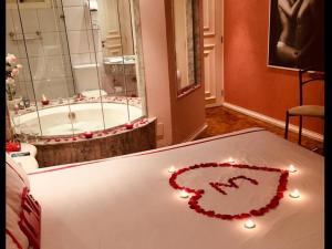 a bathroom with a bath tub with candles and a bath tub at Exos Castelinho Motel in Concordia