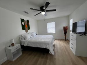 Un dormitorio con una cama y un ventilador de techo. en Renovated Ocala Home Perfect for Families, en Ocala