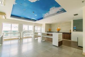 a large kitchen with a blue ceiling with windows at Saint Moritz Hotel em Brasília 63873 in Brasilia