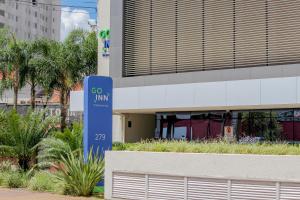 una señal azul frente a un edificio en Go Inn Santo André, en Santo André