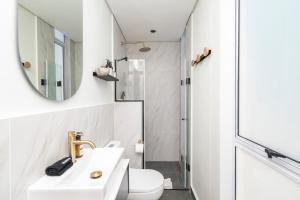 Et badeværelse på Studio with Signal Hill & Ocean Views