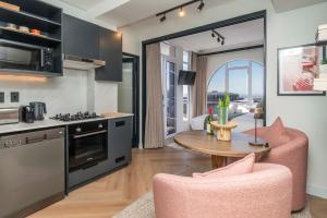 Køkken eller tekøkken på Studio with Signal Hill & Ocean Views
