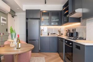 Køkken eller tekøkken på Studio with Signal Hill & Ocean Views + 13 billeder