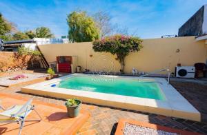 una piscina en el patio trasero de una casa en Casa a dos cuadras de la playa ideal para vacacionar, en Piriápolis