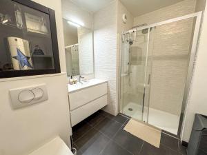 a bathroom with a sink and a glass shower at Cactus Groupama Stadium-LDLC Arena-Eurexpo in Décines-Charpieu +29 photos
