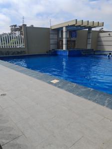 Kolam renang di atau dekat dengan apartamento frente a la playa condominio Data paraiso