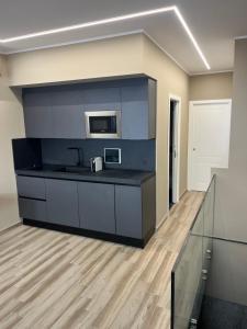 a kitchen with a black counter and a microwave at Omero in Reggio di Calabria