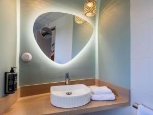łazienka z umywalką i lustrem w obiekcie ibis Styles Pontivy centre Bretagne w mieście Pontivy +95 zdjęć