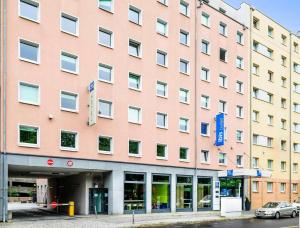 a large pink building with a lot of windows at Ibis budget Berlin Potsdamer Platz in Berlin
