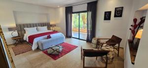Un dormitorio con una cama y una ventana grande. en villa Bidouane, en Marrakech 28 fotos más