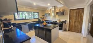 una cocina con encimera negra y encimera negra en villa Bidouane, en Marrakech
