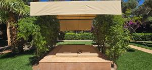 Una tienda de campaña con un par de zapatos en un patio. en villa Bidouane, en Marrakech