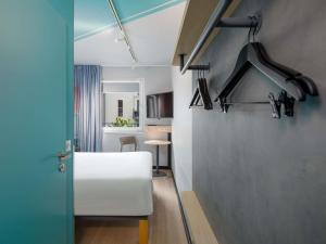 a small room with a white couch and a table at ibis budget Hamburg St Pauli Messe - neu renoviert in Hamburg