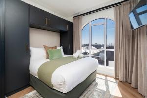 Postel nebo postele na pokoji v ubytování Chic Studio with Cape Town City Views