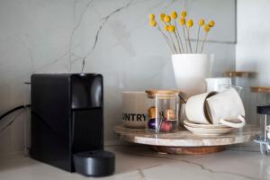 Příslušenství pro přípravu čaje a kávy v ubytování Chic Studio with Cape Town City Views