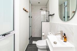 Koupelna v ubytování Chic Studio with Cape Town City Views + 12 fotografií