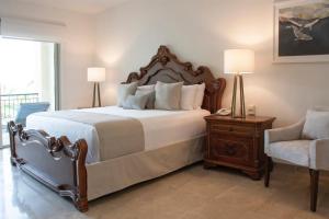 Ένα ή περισσότερα κρεβάτια σε δωμάτιο στο 2 Bed 2 Bath, plus one den at Playa Royale Condo 3508, Free WIFI +14 φωτογραφίες