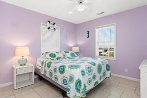 Katil atau katil-katil dalam bilik di By The Beach by Emerald Isle Realty