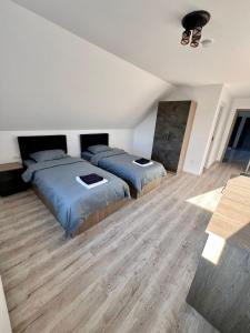 Postel nebo postele na pokoji v ubytování La Izvor Moinești, Cazare + 11 fotografií