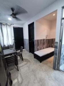 a bedroom with a bed and a desk and a table at Apartamento en condominio frente al mar #29 in Tolú