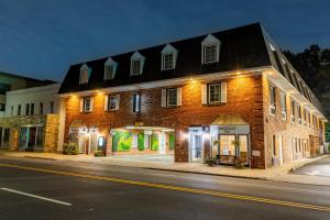 WestfieldにあるThe Westfield Inn, BW Signature Collectionの夜の街路大レンガ造り