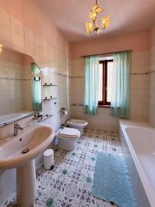 a bathroom with a tub and a toilet and a sink at CLAUDIA VACANZA TOSCANA - Appartamento Nocciolo- 10 min da Siena in Malignano +28 photos