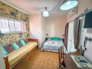Un pequeño dormitorio con una cama y una mesa. en La Redacción Apartamentos, en San Pedro