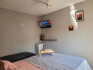 Ένα ή περισσότερα κρεβάτια σε δωμάτιο στο Pousada Céu de Viracopos, quarto individual c banheiro 8 min do aeroporto