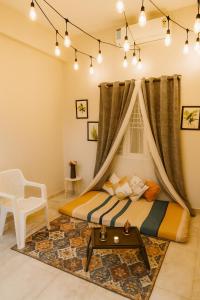 ein Schlafzimmer mit einem Bett mit Moskitonetz in der Unterkunft The Hidden Gem, Your Perfect Hideaway in Hyderabad