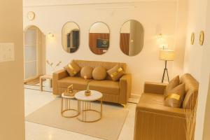 ein Wohnzimmer mit Sofa, Tisch und Spiegeln in der Unterkunft The Hidden Gem, Your Perfect Hideaway in Hyderabad