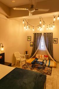 Giường trong phòng chung tại Hidden Gem - Private 1BHK, Fully Furnished Elegant Stay with Indoor Canopy & Fast Wi-Fi